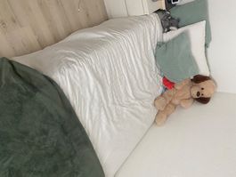 Letto singolo più ospite in legno chiaro con profilo grigio