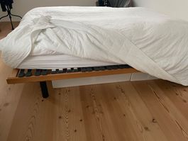 Schlichtes Doppelbett incl. Matratze