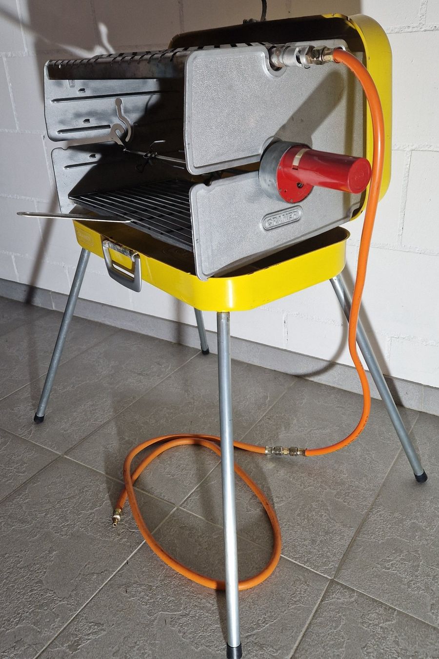 Grills: Cramer Gas-Grill, gelb mit Schlauch gebraucht – Gebraucht aus Neuendorf von Tuba2901 1
