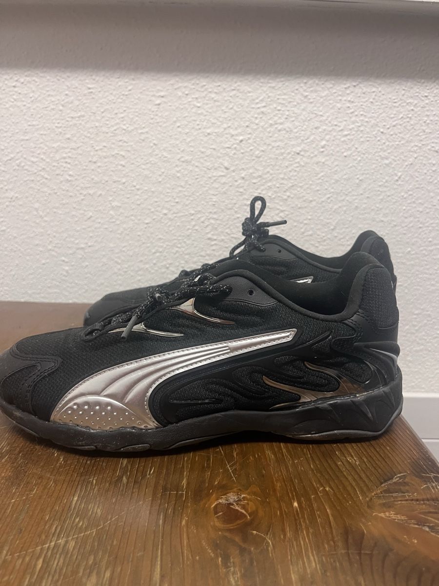 Chaussures femmes: Schwarze Puma Sneakers – Neuf (Voir description) à Zürich par Allesmussweg-2- 1