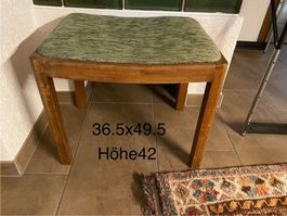 Antiker Holz Hocker, grüne Polsterung 36.5x49.5cm, Höhe 42cm