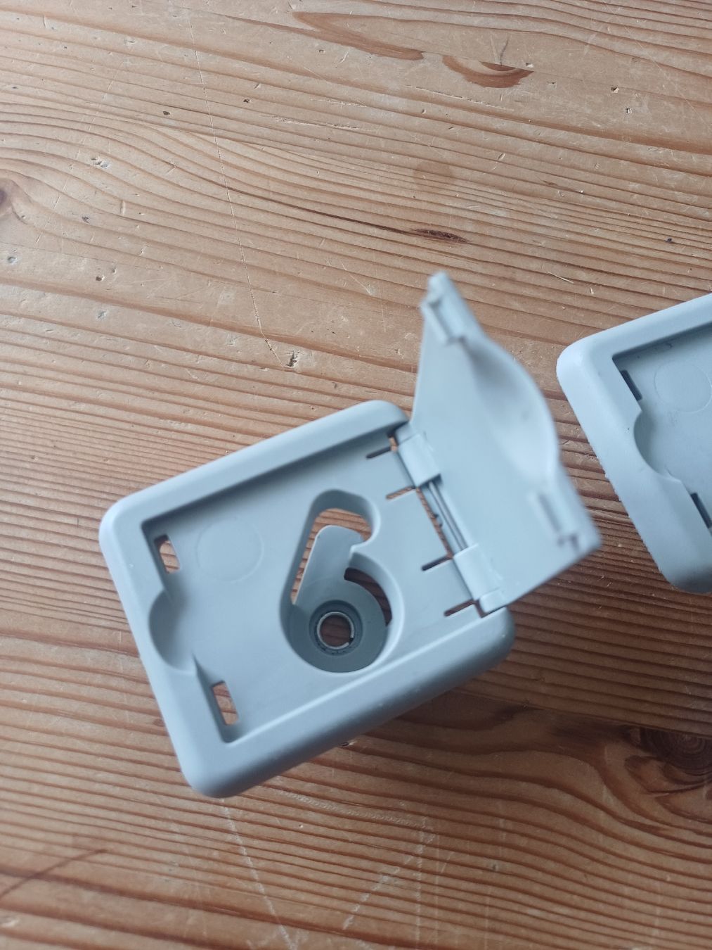 VW Alle Autoersatzteile: VW Multivan T5 2003-2009 Deckelgriff Abdeckung, gebraucht – Gebraucht aus Domat-Ems von Waterbikes 4