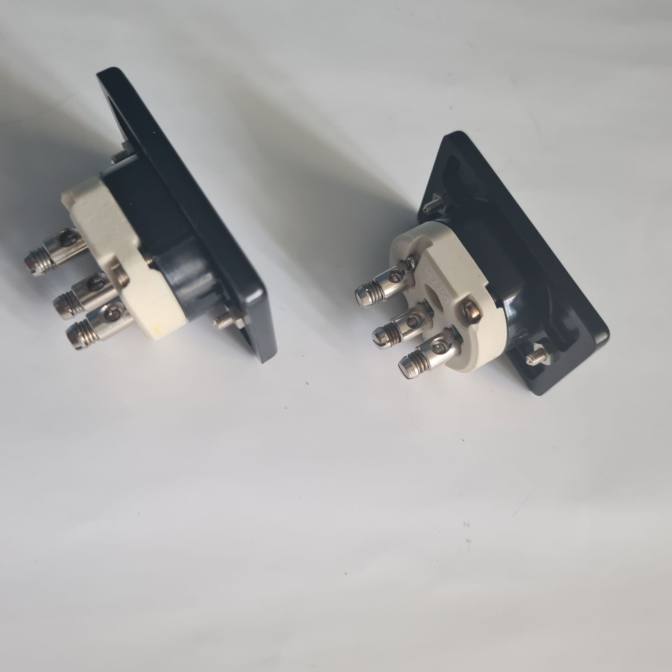 Stecker: Einbausteckdosen AFH, 1950-1970 – Gebraucht aus Zuzwil SG von mko_6m7z 1
