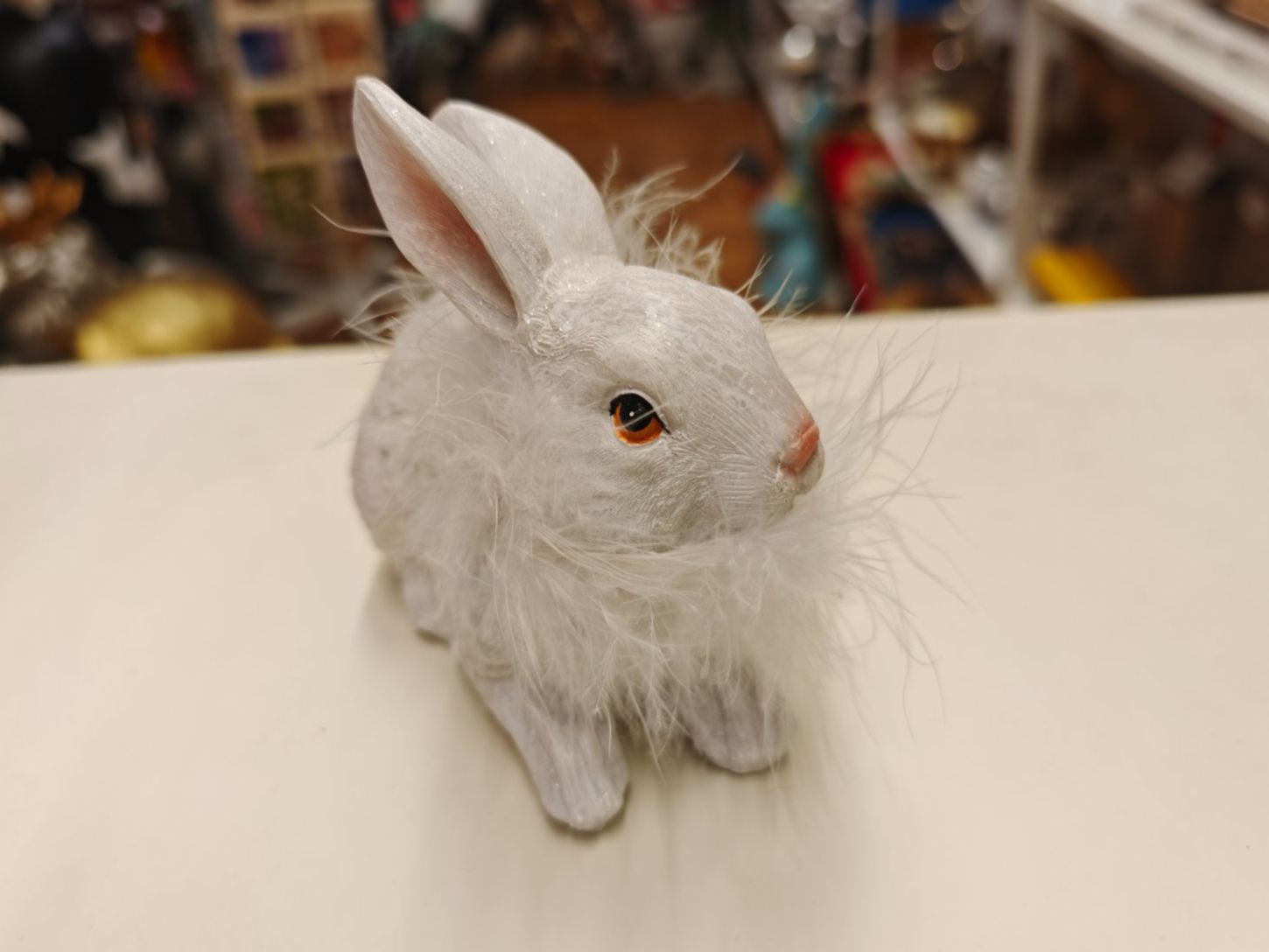 Statuette: Hase mit Federn und Glitzer Weiss – Nuovo e nell'imballaggio originale da Schaffhausen venduto da AtelierPudesco 1