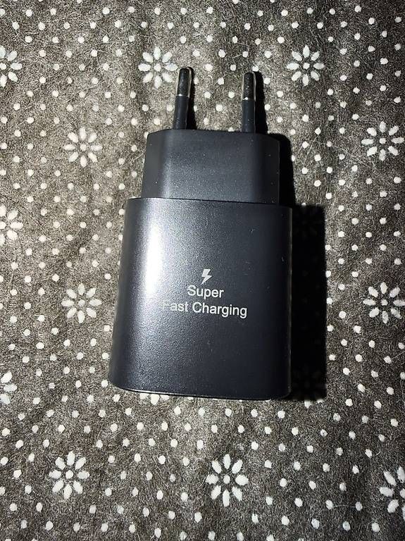 Chargements: 25W USB-C Fast Charger / Schnellladegerät – D'occasion à Zürich par meti1975 2