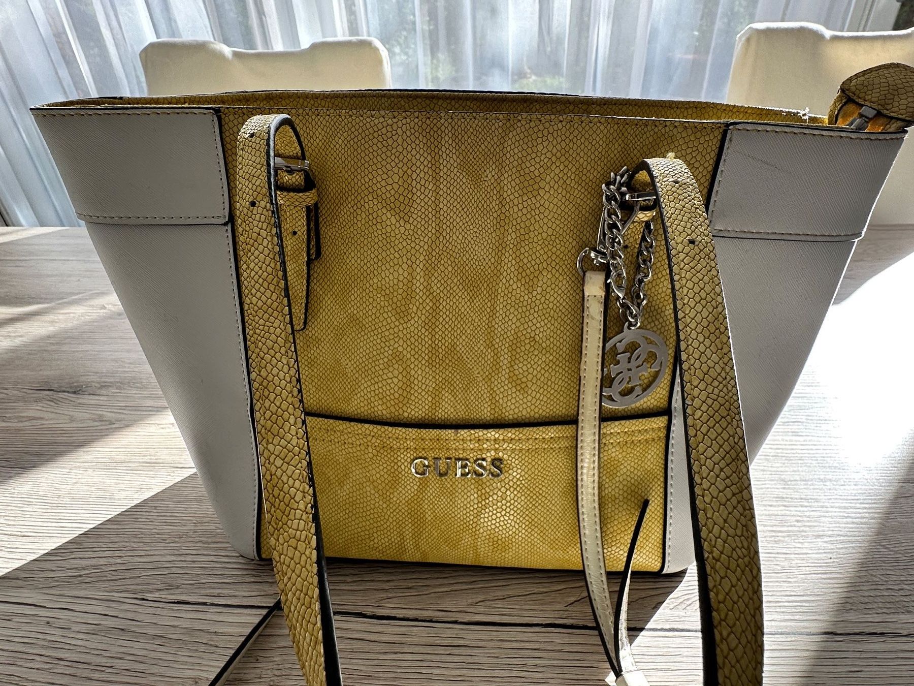 Guess Borse da donna: Guess Tasche gelb/weiss – Usato da Flüh venduto da Somue