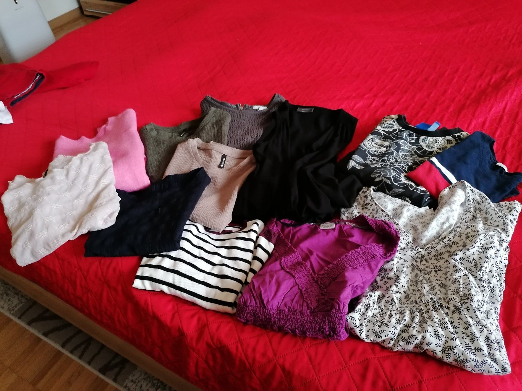 Lotti di vestiti: Kleiderpaket mit Allerlei Oberteilen – Usato da Bassersdorf venduto da maga1g