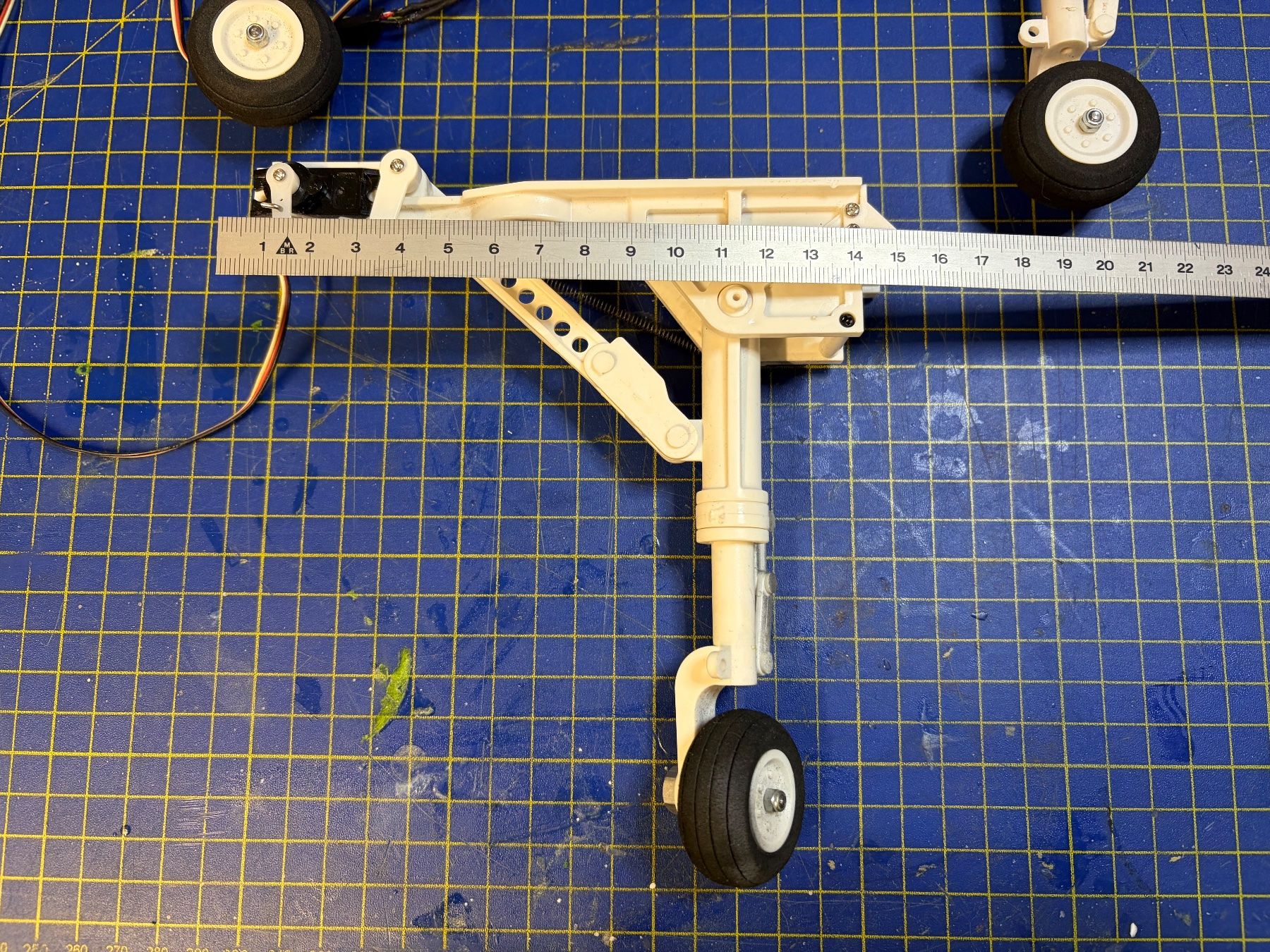 RC Modellbau: Fahrwerk Modellbau 3 Stk mit Servos – Gebraucht aus Glattbrugg von Olio7 4