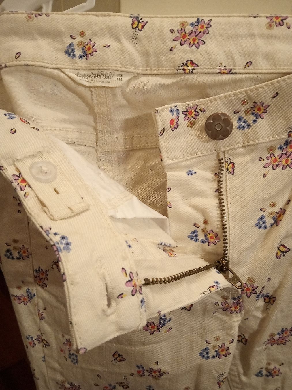 C&A Pantaloni: Sommerliche Mädchen Jeans mit Blumenmuster, Grösse 134 – Usato da Büren SO venduto da swelch 4