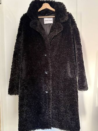 Stand Studio Fake Fur Mantel in schwarz 