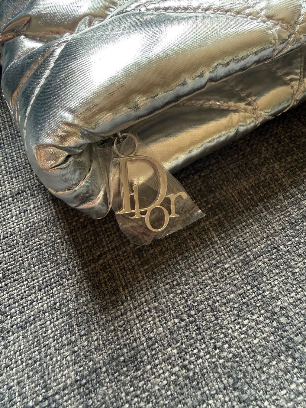 Dior Sacs: Dior Silver Quilted Cannage Pouch – Neuf avec emballage d'origine à Luzern par sas_r89l 2