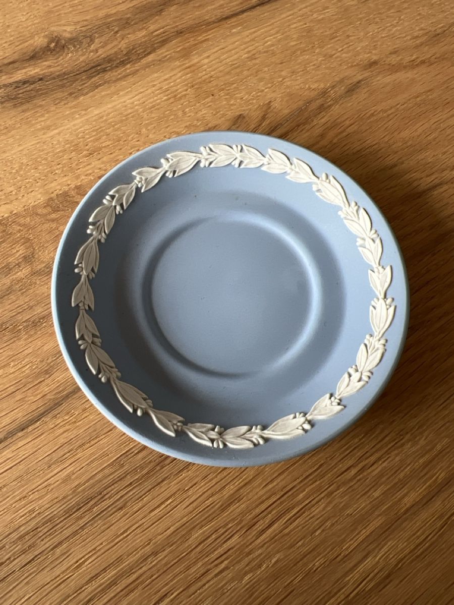 Wedgwood Piatti: Wedgwood Jasperware ziervase mit Unterteller – Usato da Thun venduto da mre_tsg5 1