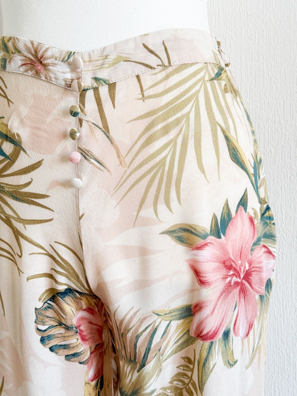 Pantaloni: Pantalon léger fleuri – Usato da Lausanne venduto da Greenbyaudrey