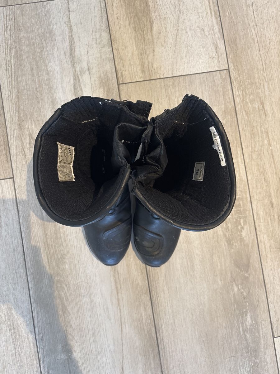 Scarpe da donna: Gebrauchte Motorradstiefel Gr.39, Schwarz – Usato da Feuerthalen venduto da geo_5dk5 1
