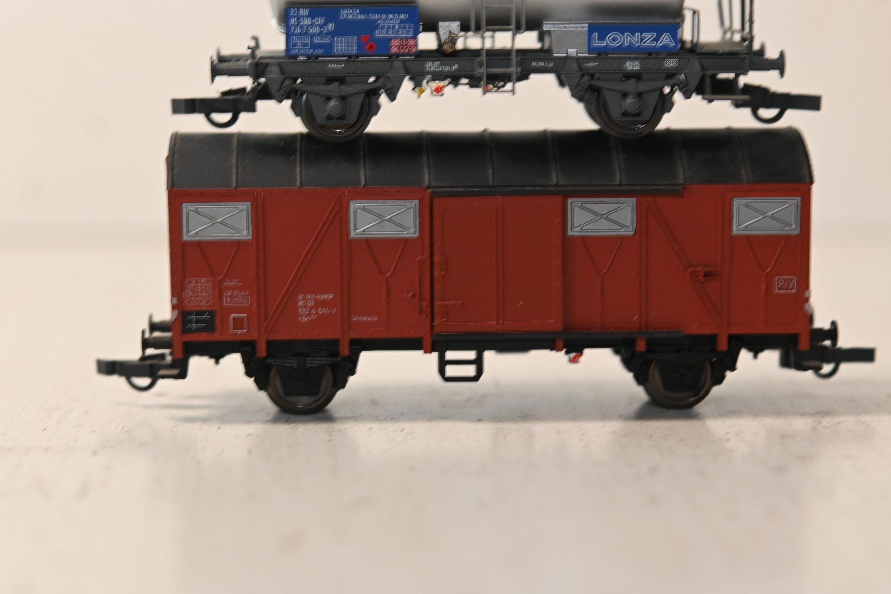 Fleischmann Modellini di ferrovie: Güterwagen Fleischmann HO/DC mit OVP , 2 Stück – Usato da Laupen ZH venduto da Zmoewe 1
