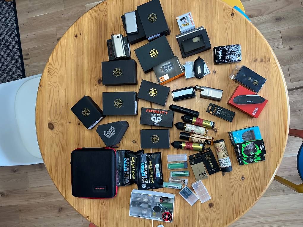 Altri Prodotti per fumatori: [Vape] Lot de box et atomiseurs – Usato da Genève venduto da fre_qlq9 4