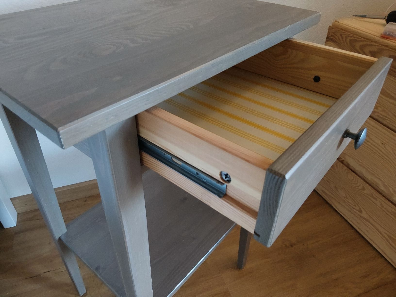 Ikea Comodini: Ikea Nachttisch Hemnes graubraun – Usato da Trubschachen venduto da blixt 1