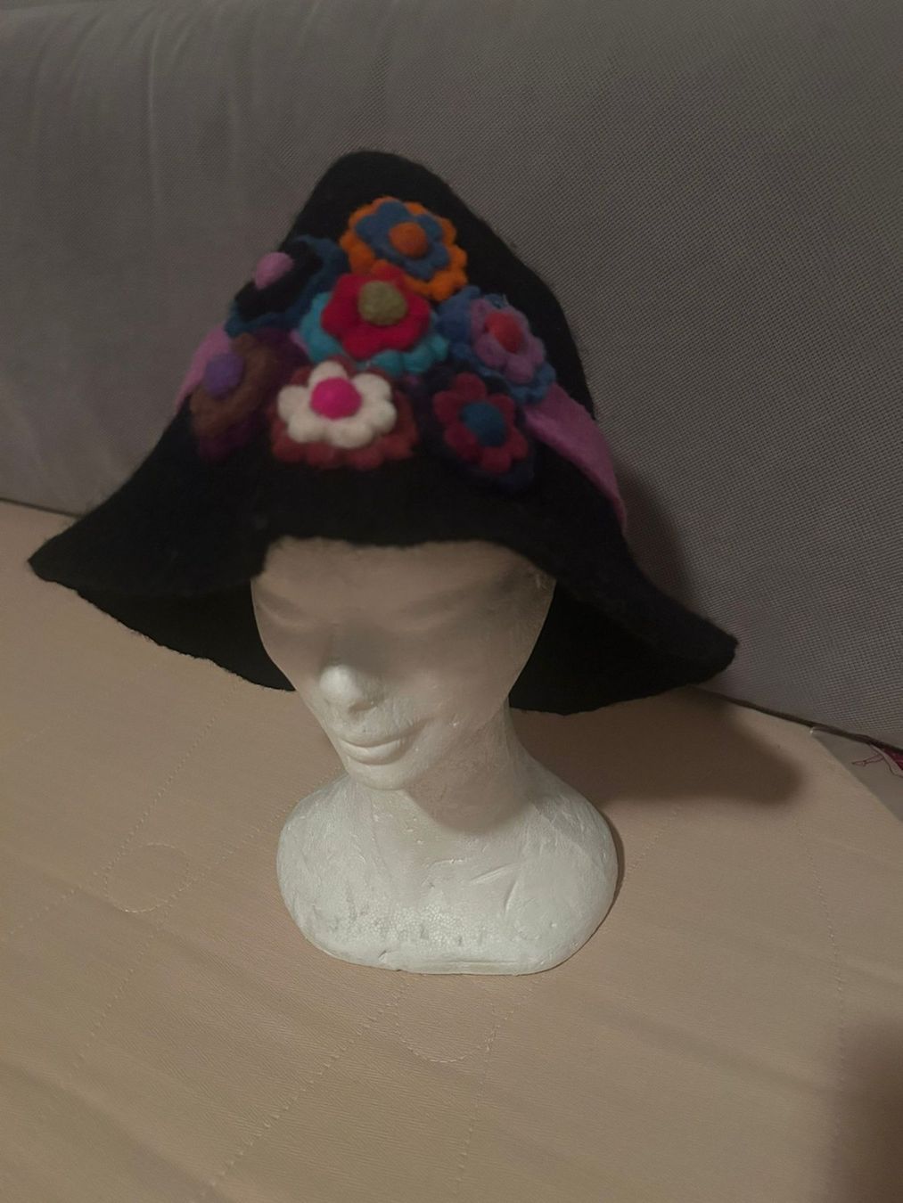 Copricapi, berretti & cappellini: Cappello realizzato in lana cotta – Usato da Melano venduto da H-Sara