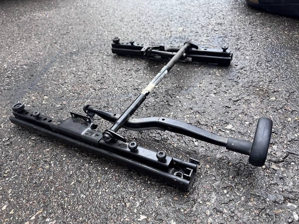 Tutti pezzi di ricambio auto: Glissière pour siége baquet – Usato da Ste Croix venduto da Barjot