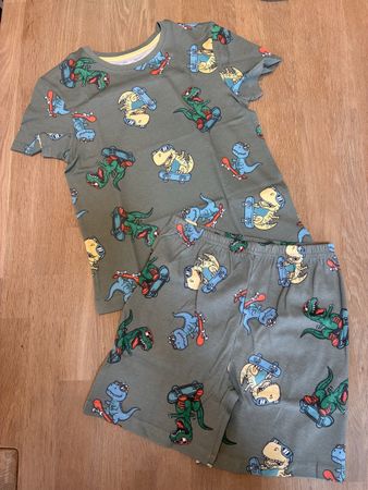 Tolles Pyjama Gr. 128, Neu