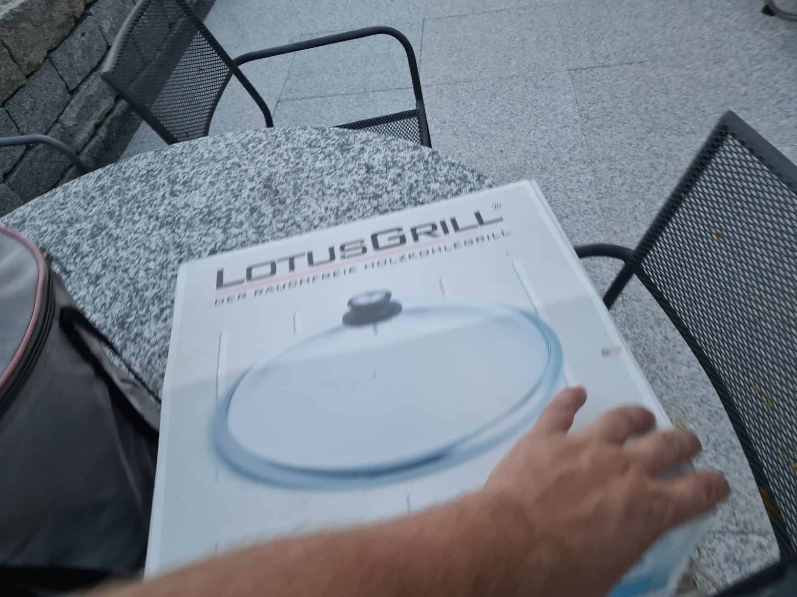 Grils: Lotusgrill mit Deckel, Holzkohlengrill – D'occasion à Waldkirch par Hypertenuse 6