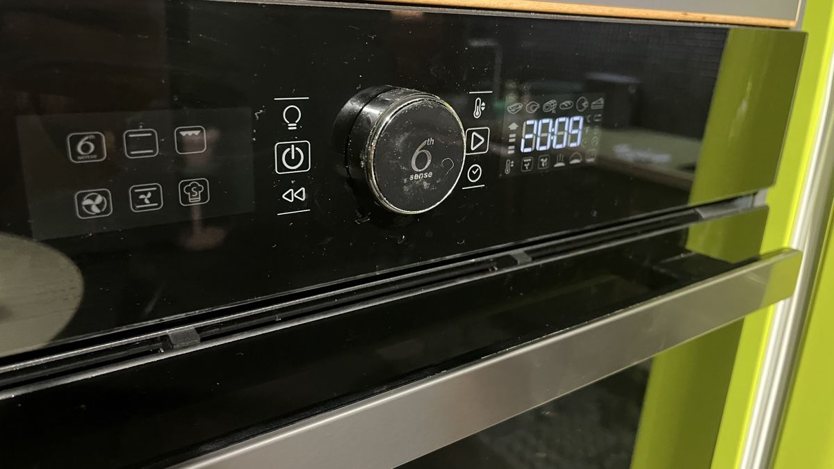 Whirlpool Fours: Four encastrable Whirlpool FXTM6 – D'occasion à Corserey par Zreik82 1