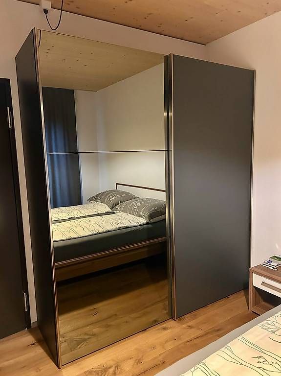 Livique Armadi: Kleiderschrank mit Schwebetüren und Spiegelfront – Usato da Celerina venduto da Little29