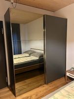 Kleiderschrank mit Schwebetüren und Spiegelfront