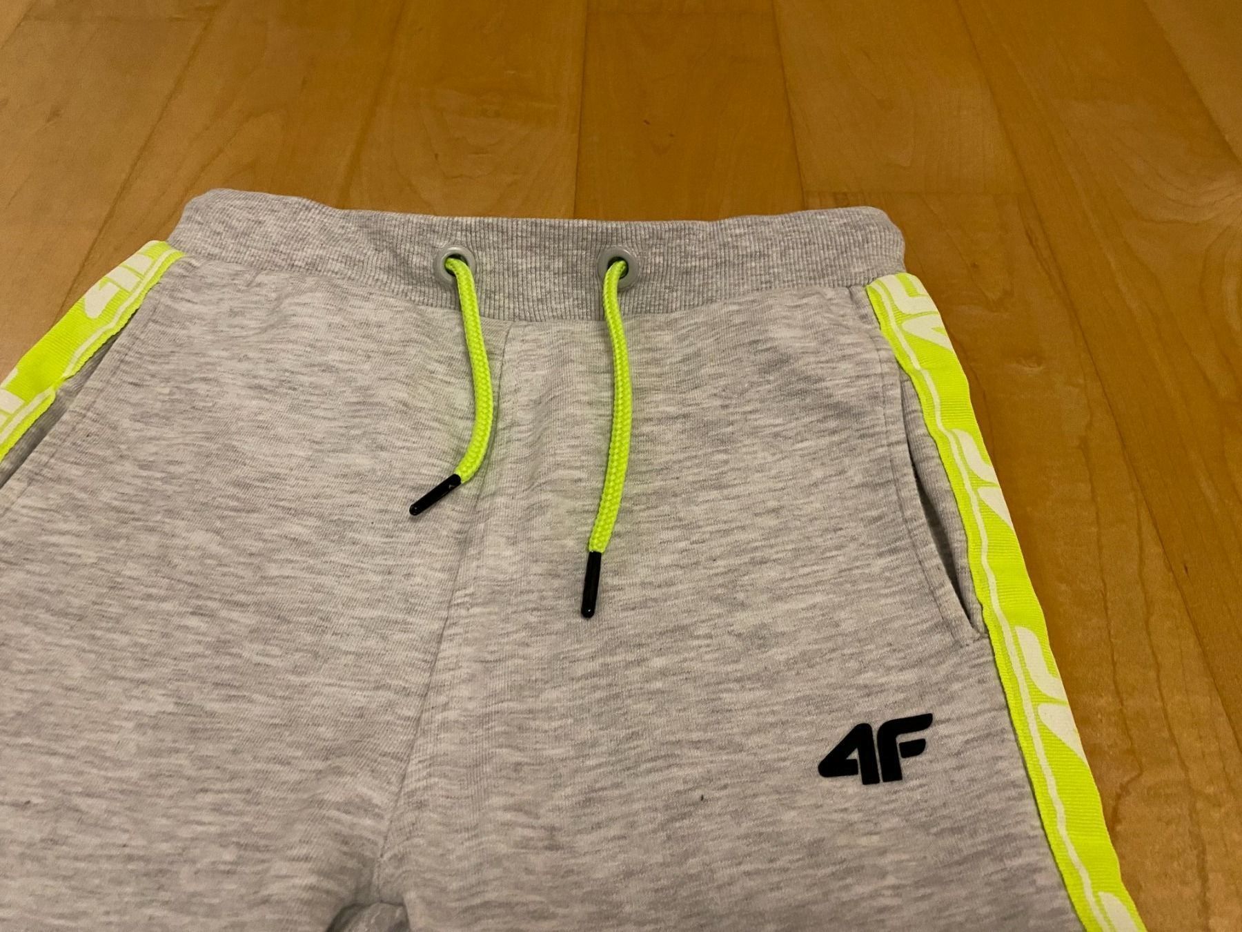 Pantaloni: Sporthose grau von 4F Gr. 128 – Nuovo (secondo la descrizione) da Flawil venduto da savoypremium 1