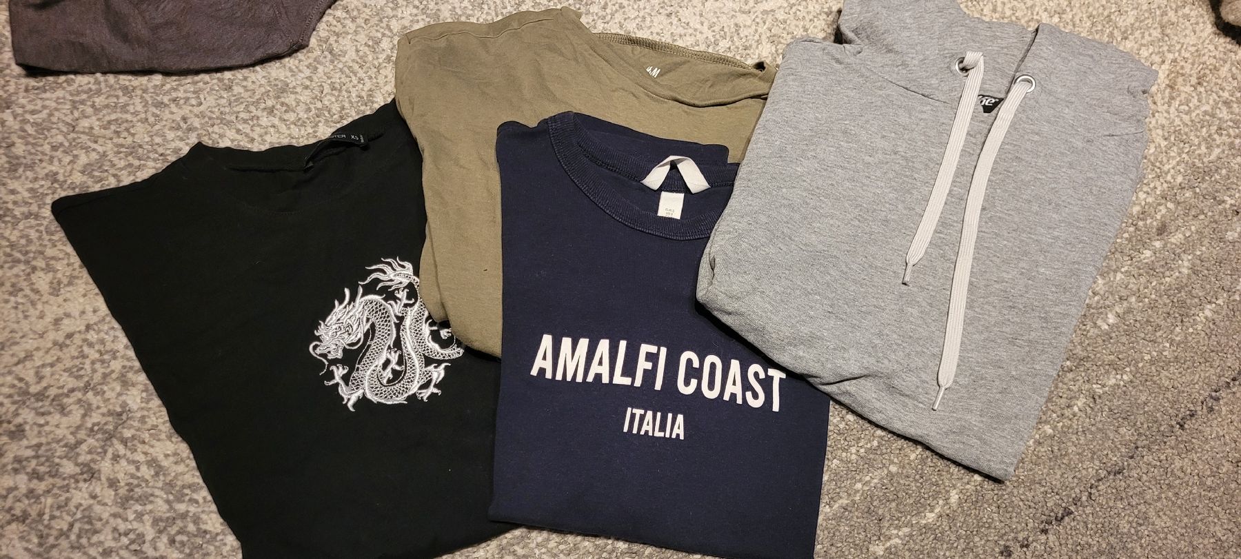 Lotti & Set di vestiti: T-shirts fille S – Usato da Farvagny-le-Grand venduto da Nayanis