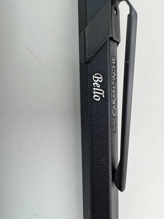 Stifte & Marker: Stylo Caran d'Ache 849 Black Code gravé "Bello" – Neu und originalverpackt aus Morges von con_jw6n 3