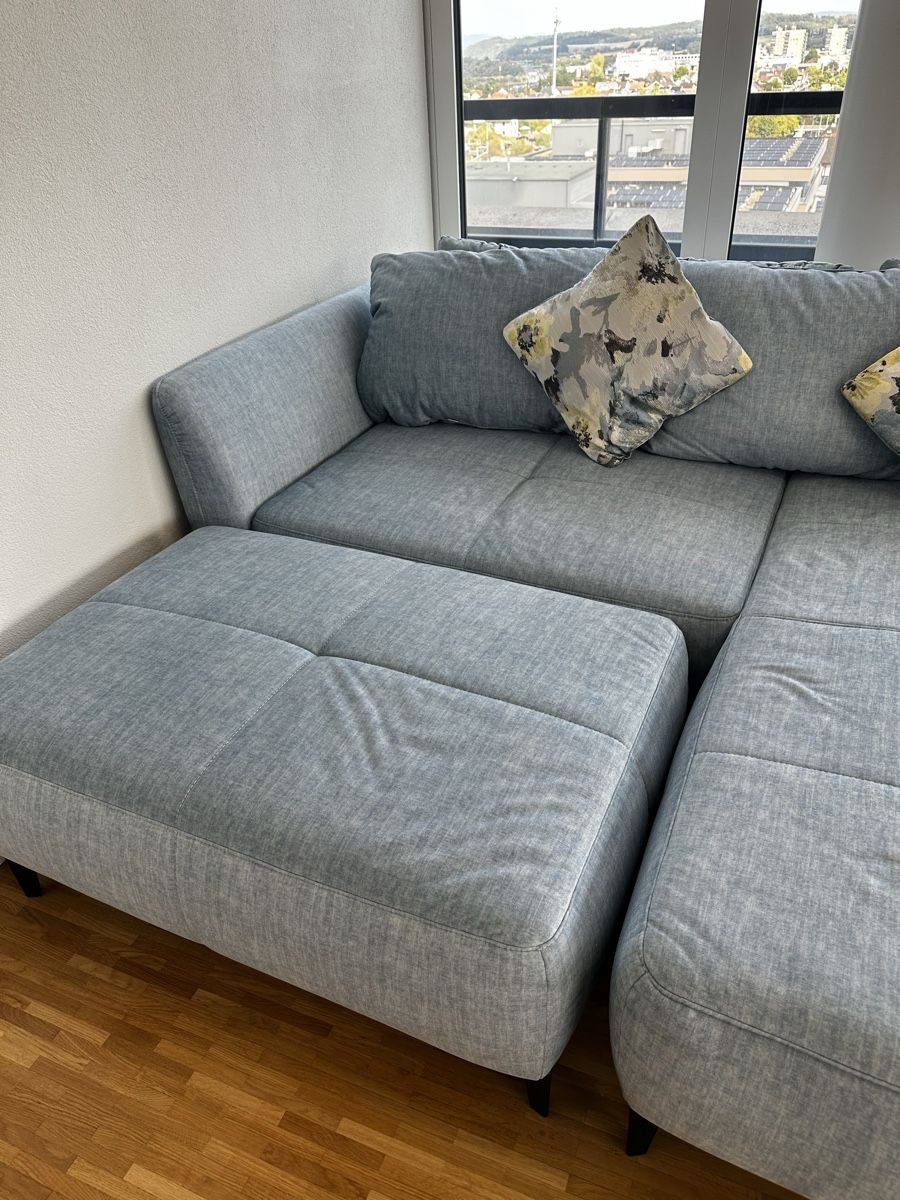 Divani: Ecksofa mit Ottomane hellblau sehr guter Zustand – Usato da Pratteln venduto da pat_v25v 2