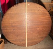 Alter, massiver runder Holztisch mit Sockel