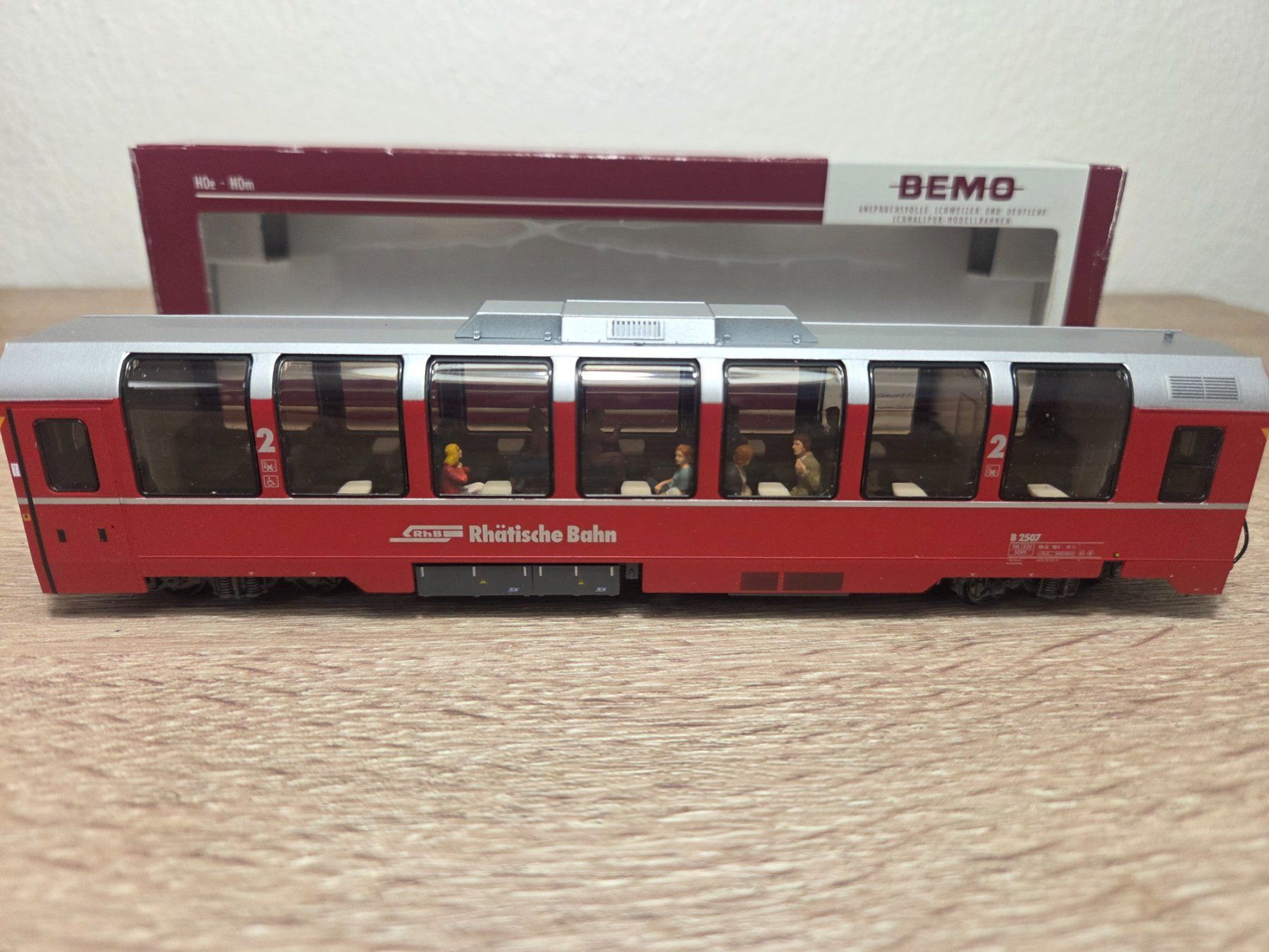 Bemo Modellini di ferrovie: Bemo 3294 107 Panoramawagen RhB H0m – Nuovo e nell'imballaggio originale da St-Aubin-Sauges venduto da Lo_Go 1