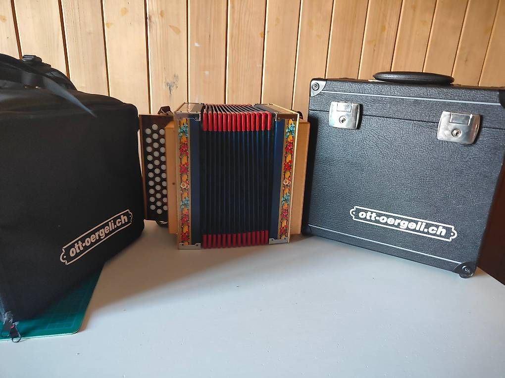 Strumenti musicali: Schwyzerörgeli Ott mit Koffer & Rucksack – Usato da Schönenberg ZH venduto da swiss_mountains 3