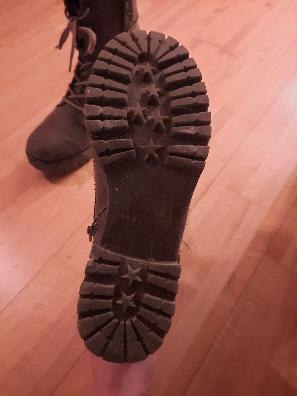 Chaussures femmes: Grau silberne gefütterte Stiefeletten – D'occasion à Rüti ZH par 11120 1