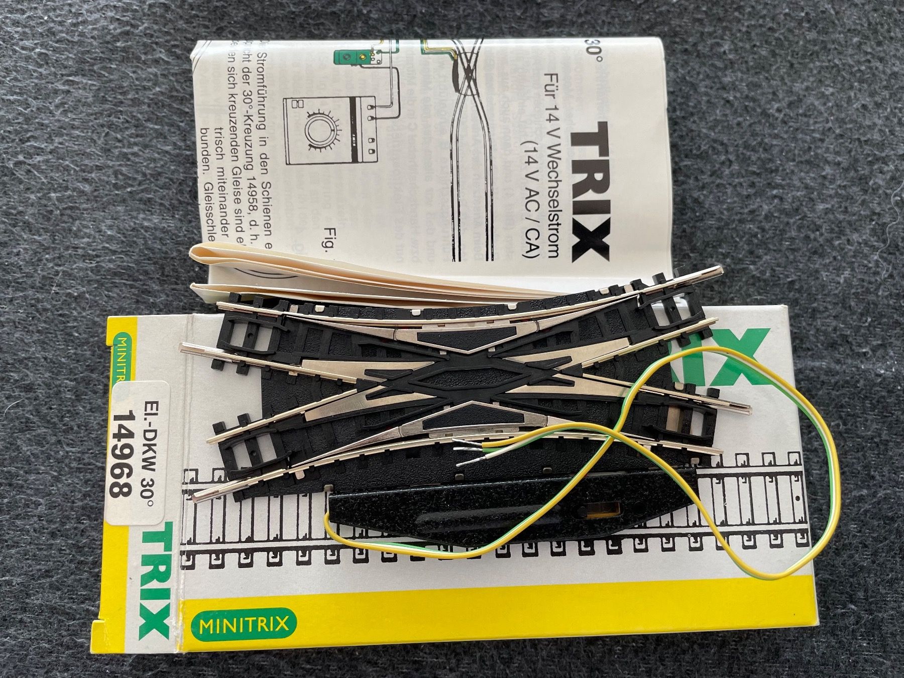 Trix Modelleisenbahnen: Minitrix 14968 Elektrom Doppelkreuz Weiche 30° – Neu und originalverpackt aus Hauterive NE von eriamch