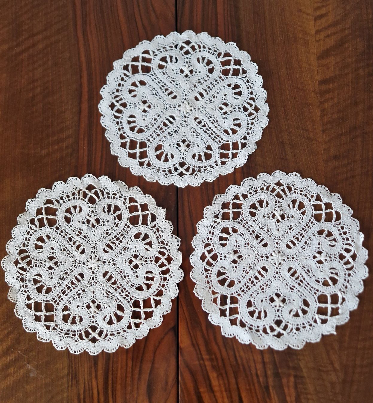 Altra biancheria da tavola: Klöppelspitze Deckeli Dm. 22cm. – Nuovo (secondo la descrizione) da Bern venduto da Antikbatik