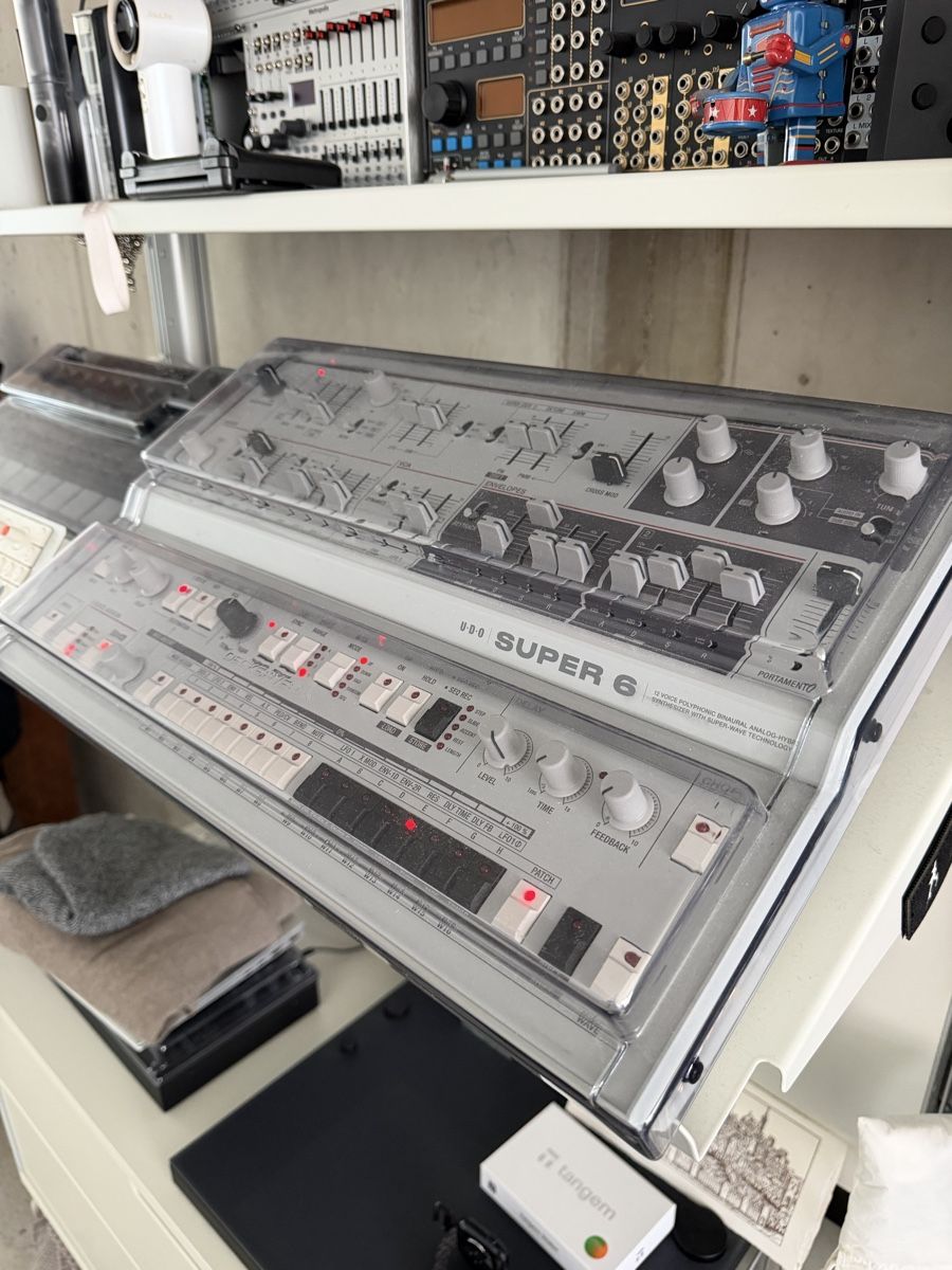 Strumenti musicali: UDO Audio Super 6 Polyphonic Synthesizer mit Deckel – Usato da Basel venduto da jor_8dh5 1