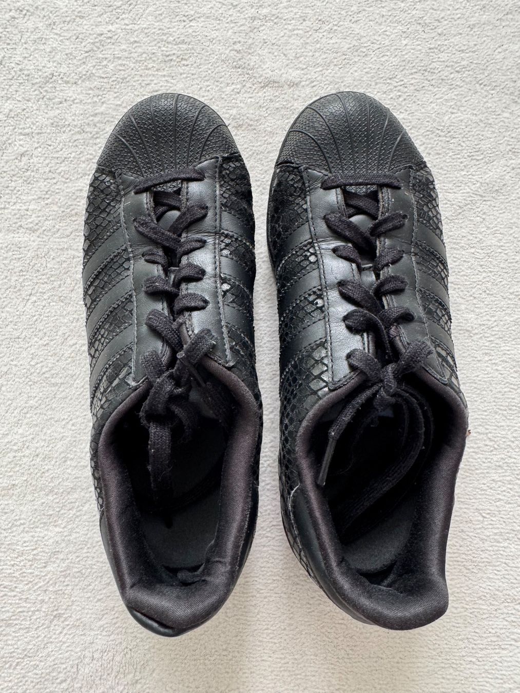 Adidas Damenschuhe: Adidas Schlangenmuster, Schwarz – Gebraucht aus Urdorf von roses202