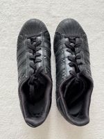 Adidas Schlangenmuster, Schwarz