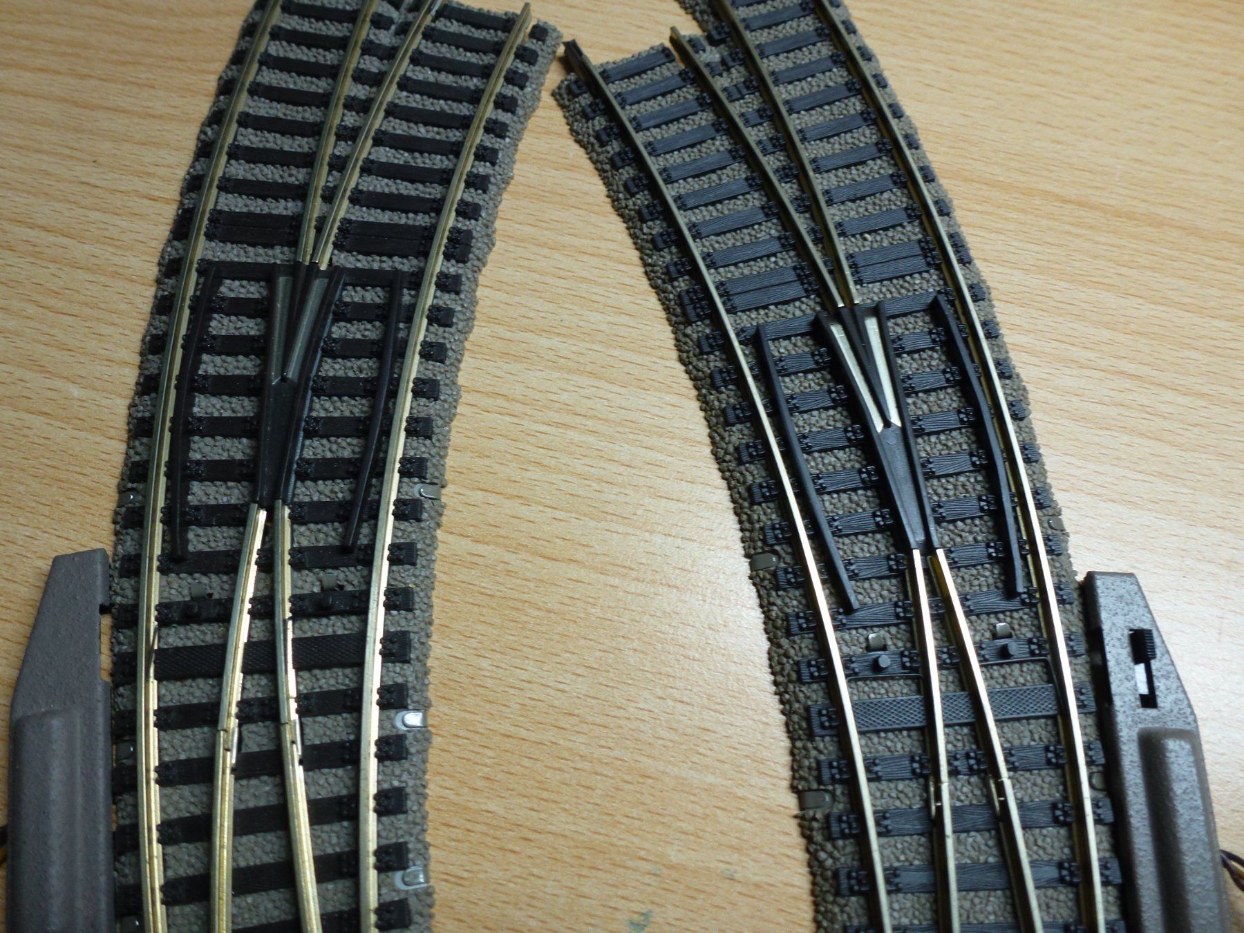 Fleischmann Modellini di ferrovie: Fleischmann H0 Profigleis Bogenweichenpaar 6142 mit Antrieb – Usato da Hombrechtikon venduto da Se9 3