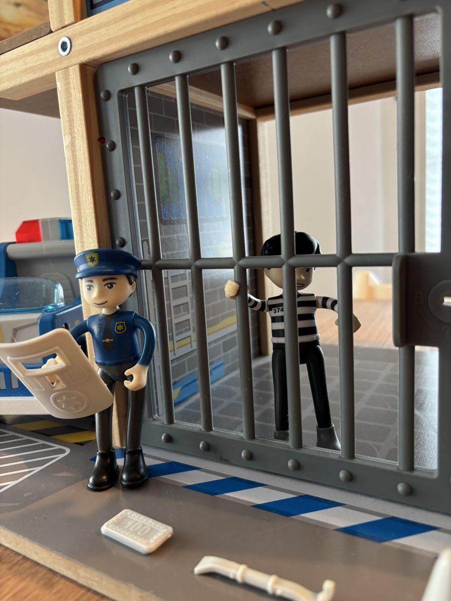 Hape Spielzeuge: Hape Polizeistation – Gebraucht aus Sursee von Trueres 2