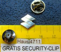 S SUZUKI MOTO SCHMUCK-PIN SILBRIG KLEIN MIT SECURITY-CLIP