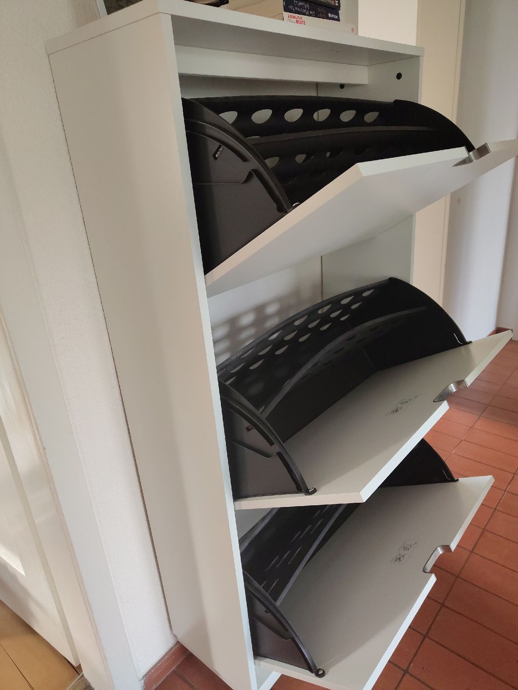 Schränke: Schuhschrank weiss 3 Klappen – Gebraucht aus Zürich von mar_f5d7 1