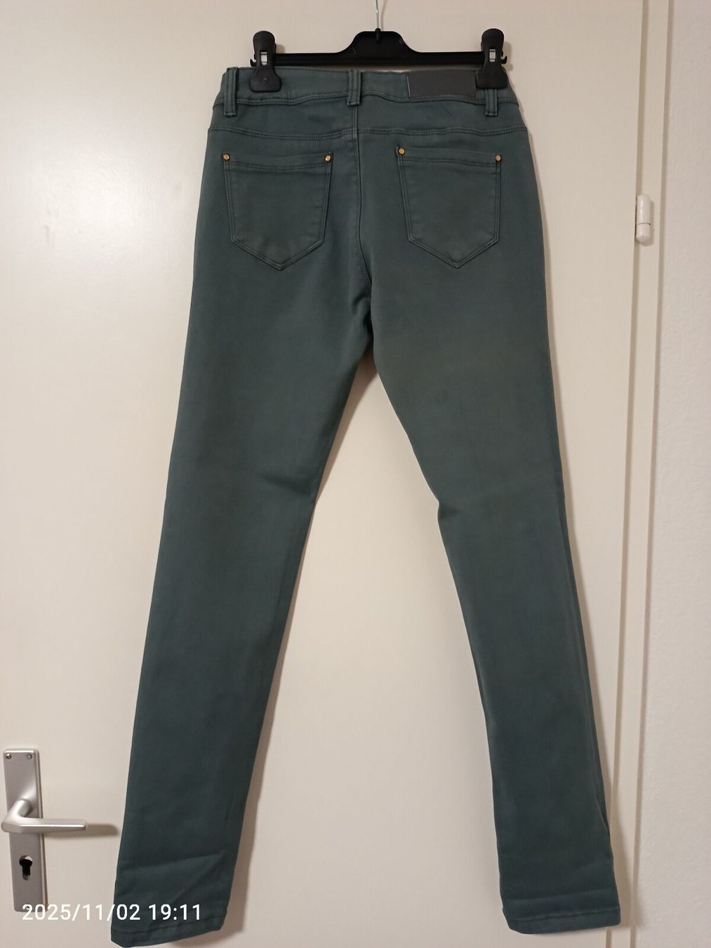 Jeans: R. Display Premium Denim Jeans - Gr. 40 - neu – Nuovo (secondo la descrizione) da Zürich venduto da tac_58l2 1