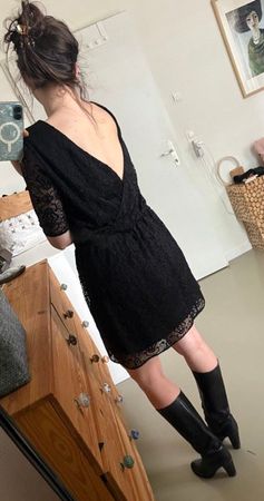 Petite robe noire en dentelle, dos plongeant, T. 38