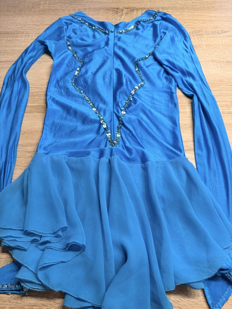Scarpe, pantaloni & magliette da ginnastica: Eiskunstlaufkleid, hellblau, Grösse 158! – Usato da Trimbach venduto da Schwaenchen 2