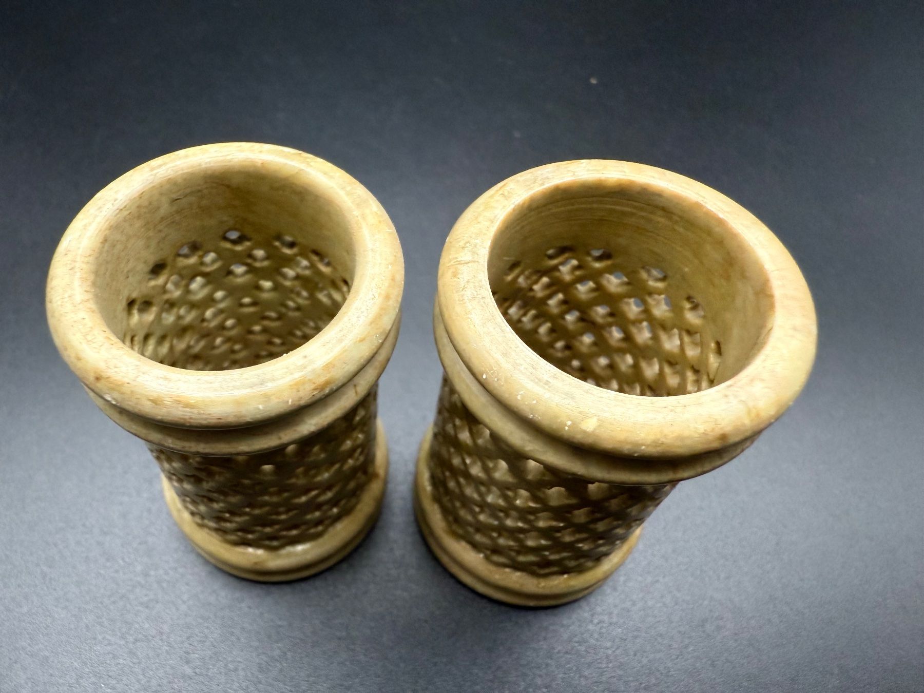 Portacandele: Paar kleine Kerzenhalter oder Gläser aus geschnitztem Stein – Usato da Lamone venduto da LaCantinaMagica 4
