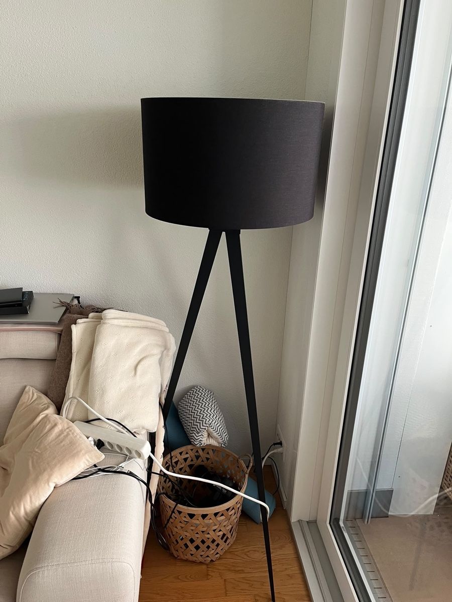 Pfister Lampade: Stehlampe schwarz dreibeinig Textilschirm – Usato da Küssnacht am Rigi venduto da edo_7ww7